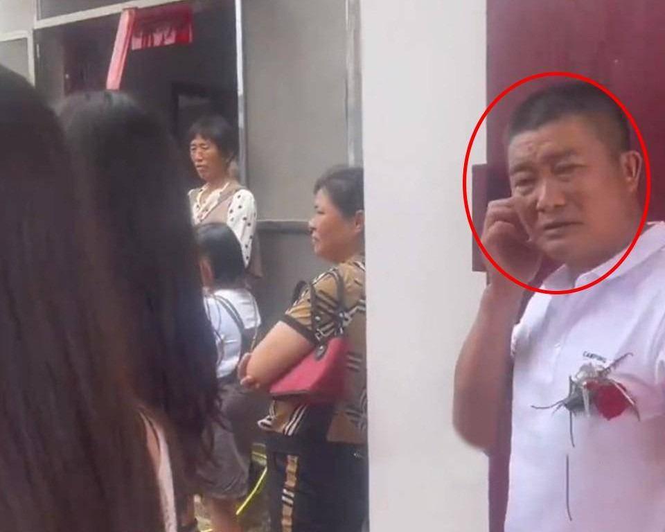 Ông bố đứng từ xa, rơi nước mắt nhìn con trai đi lấy vợ-1