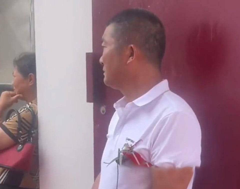 Ông bố đứng từ xa, rơi nước mắt nhìn con trai đi lấy vợ-2