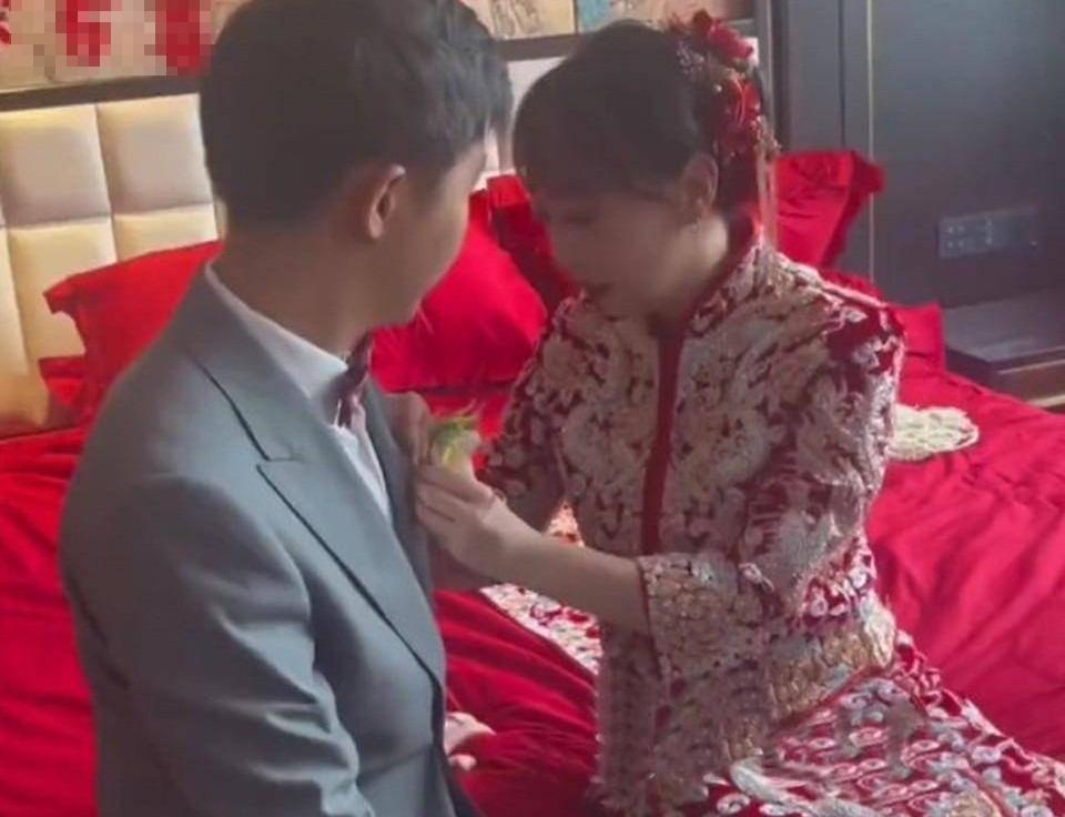 Ông bố đứng từ xa, rơi nước mắt nhìn con trai đi lấy vợ-3