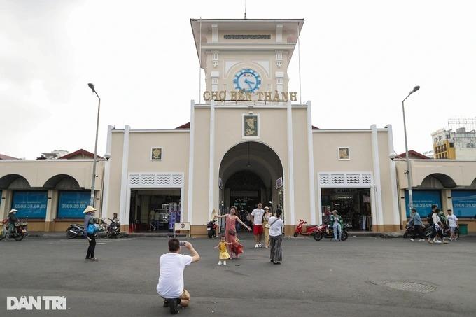 Hét giá 700.000 đồng 3 đôi tất: Tạm đình chỉ tiểu thương chợ Bến Thành-1