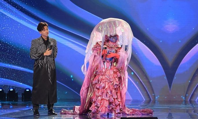 Lột mặt nạ những giọng ca giấu mặt sau mascott-3