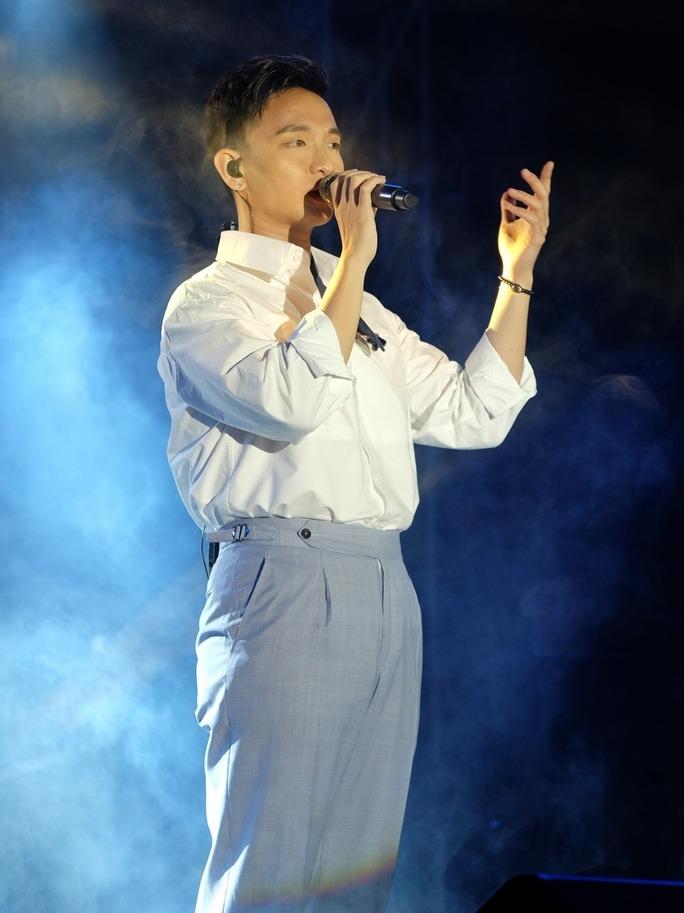 Lột mặt nạ những giọng ca giấu mặt sau mascott-6