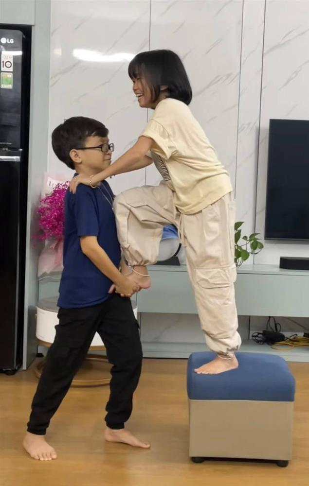 Cuộc sống hôn nhân hài hước của cặp đôi tí hon-1