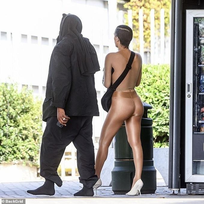 Vợ rapper Kanye West lại hở bạo, thách thức cơn giận của dư luận Italy-3