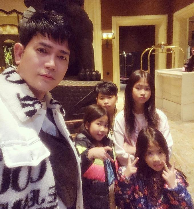 Quách Thành Danh đảo lộn cuộc sống từ khi có 5 con cùng vợ kém 8 tuổi-3