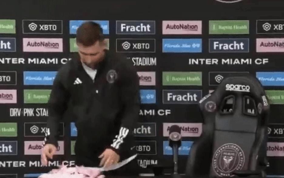 Người đàn ông của gia đình Messi trình diễn kỹ năng gấp áo đỉnh cao, hút 15 triệu lượt xem-2