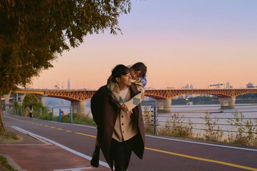 Được cầu hôn bất ngờ, cô gái bật khóc ngay ở rạp chiếu phim, danh tính gây sốt MXH-4