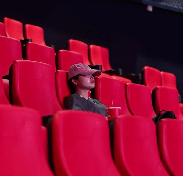 Được cầu hôn bất ngờ, cô gái bật khóc ngay ở rạp chiếu phim, danh tính gây sốt MXH-3