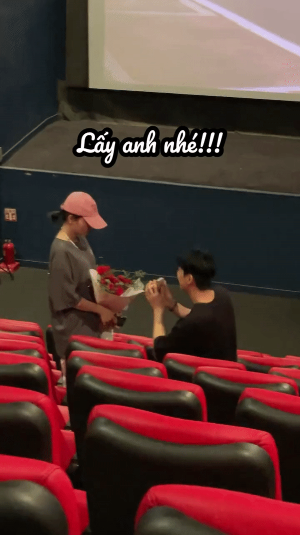 Được cầu hôn bất ngờ, cô gái bật khóc ngay ở rạp chiếu phim, danh tính gây sốt MXH-2