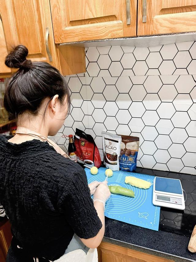 Hướng dẫn chi tiết cách làm bánh Trung thu tinh than tre nhân trà xanh trứng muối-2