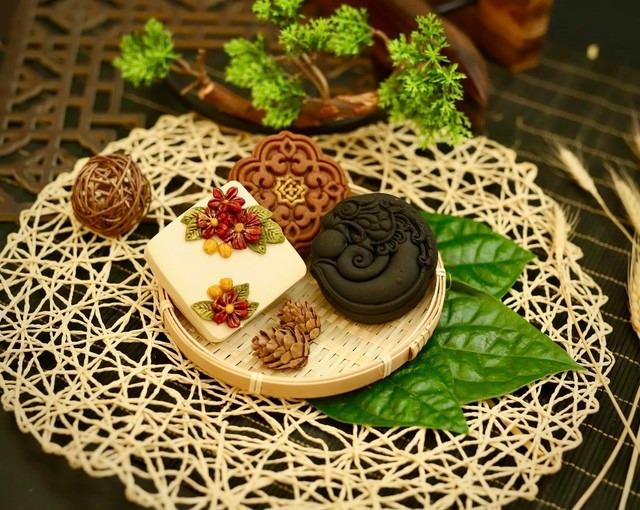 Hướng dẫn chi tiết cách làm bánh Trung thu tinh than tre nhân trà xanh trứng muối-5