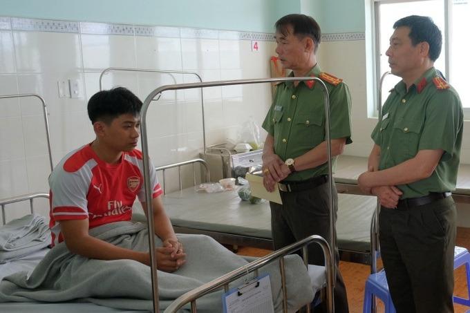 Công an bị kẻ nghiện ma túy chém trọng thương tại trụ sở-1