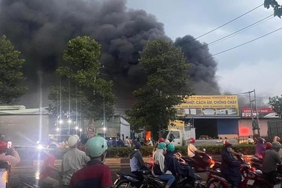 Xưởng sản xuất vật liệu xây dựng rộng 1.000m2 chìm trong biển lửa