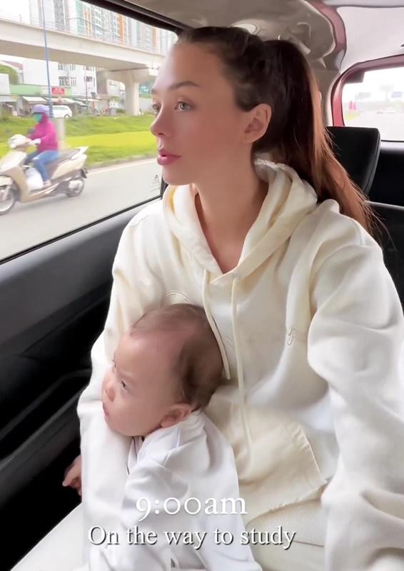 Vợ Tây Bùi Tiến Dũng thốt lên điều này khi theo con trai 9 tháng tuổi đến lớp-5