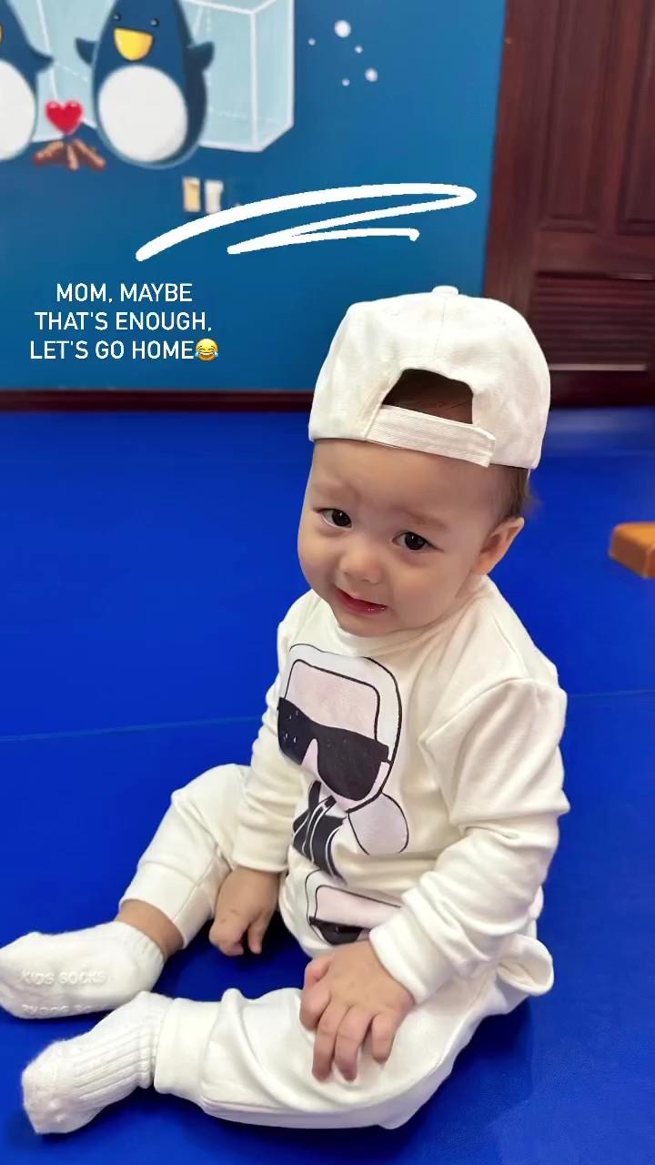 Vợ Tây Bùi Tiến Dũng thốt lên điều này khi theo con trai 9 tháng tuổi đến lớp-3