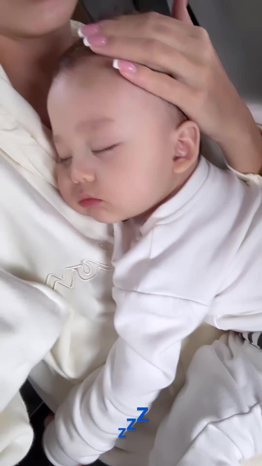 Vợ Tây Bùi Tiến Dũng thốt lên điều này khi theo con trai 9 tháng tuổi đến lớp-4