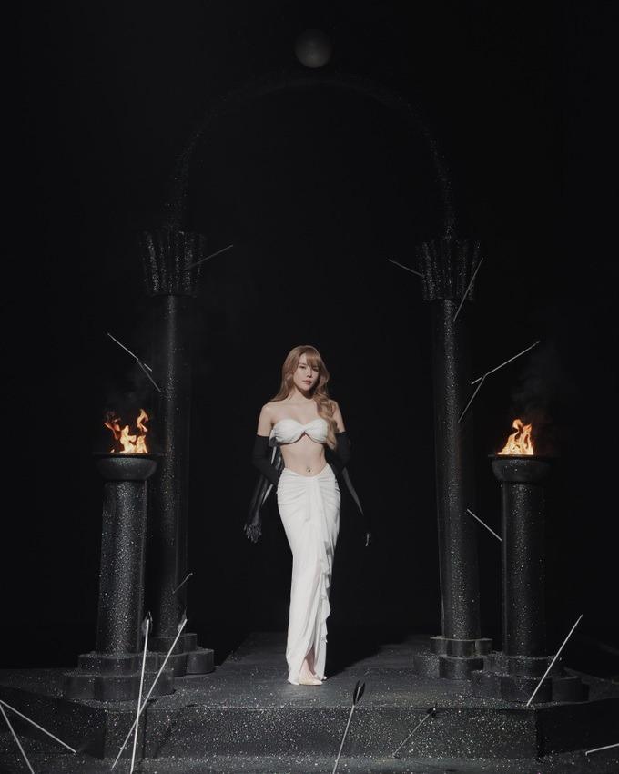 Thiều Bảo Trâm khoe dáng gợi cảm, nêu quan điểm về tình yêu ở tuổi 29-4