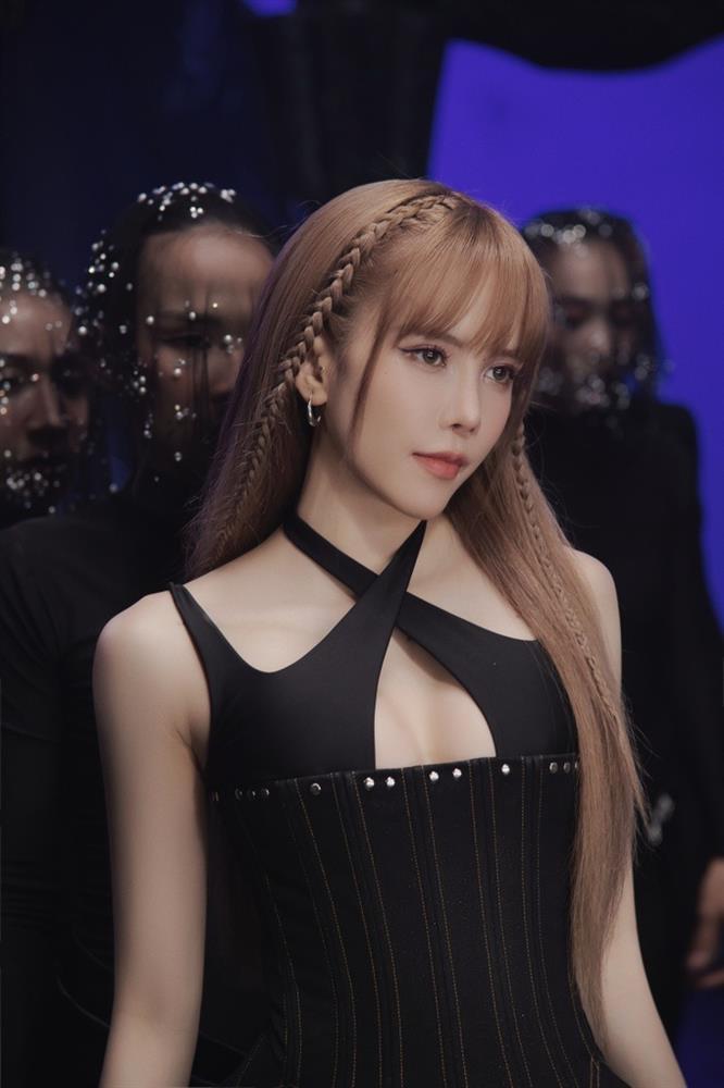 Thiều Bảo Trâm khoe dáng gợi cảm, nêu quan điểm về tình yêu ở tuổi 29-10