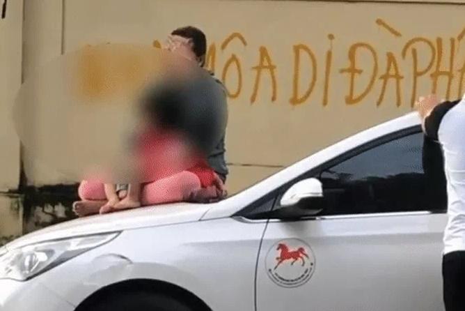 Người phụ nữ ôm con ngồi trên nắp capo ô tô khiến cộng đồng xôn xao-1