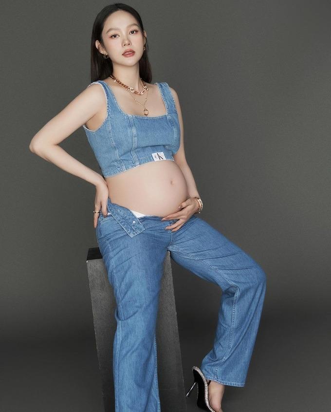 Minh Hằng vẫn diện váy áo cắt xẻ gợi cảm trong suốt thai kỳ-1