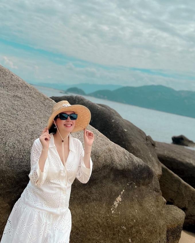 Minh Hằng vẫn diện váy áo cắt xẻ gợi cảm trong suốt thai kỳ-3