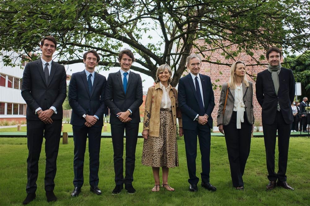 Tỷ phú giàu nhất thế giới ăn trưa mỗi tháng 1 lần với 5 con trong 90 phút-1