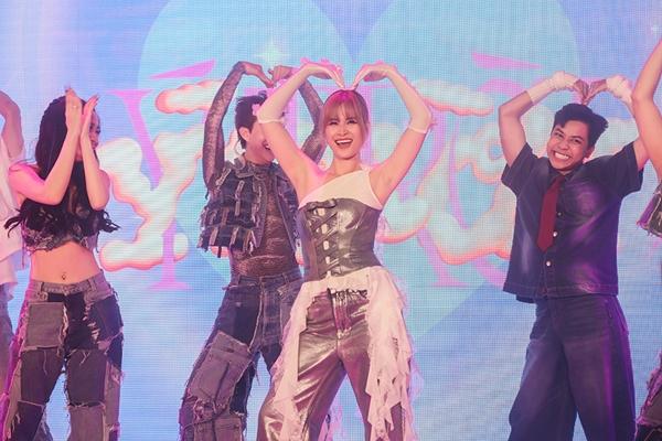 Đông Nhi khác lạ khi thành người bói bài, tiên tri tình yêu-5