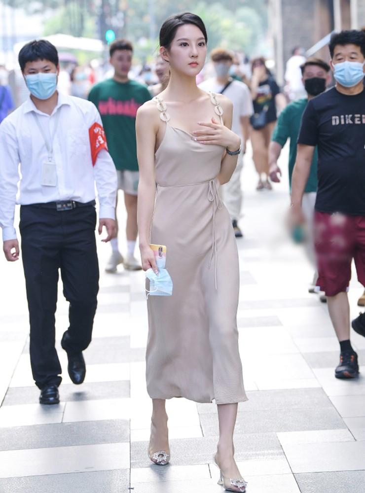 Gái xinh mặc váy lụa đi trên phố khoe dáng tuyệt đẹp nhưng mất điểm khi nhìn gần-2