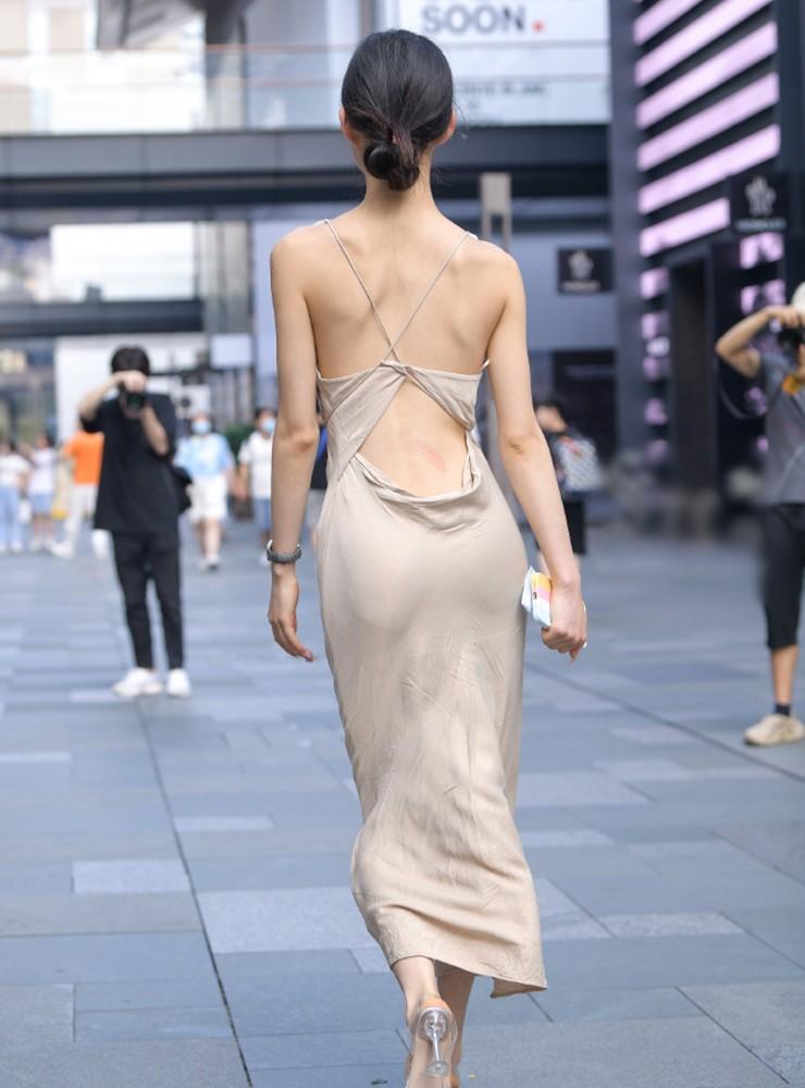 Gái xinh mặc váy lụa đi trên phố khoe dáng tuyệt đẹp nhưng mất điểm khi nhìn gần-3