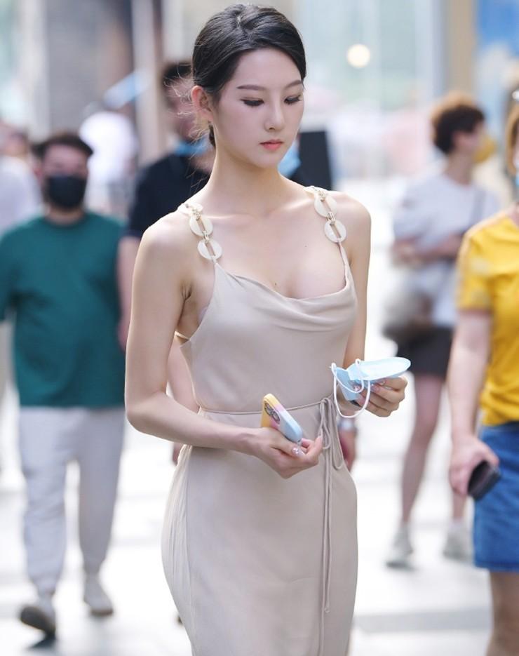 Gái xinh mặc váy lụa đi trên phố khoe dáng tuyệt đẹp nhưng mất điểm khi nhìn gần-4