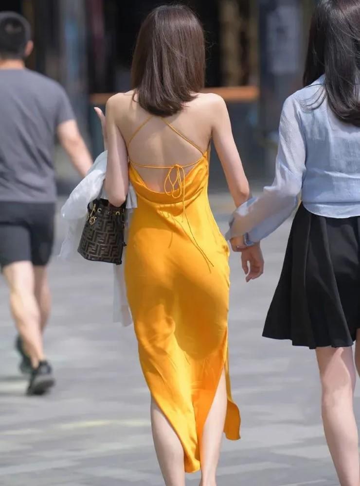 Gái xinh mặc váy lụa đi trên phố khoe dáng tuyệt đẹp nhưng mất điểm khi nhìn gần-5