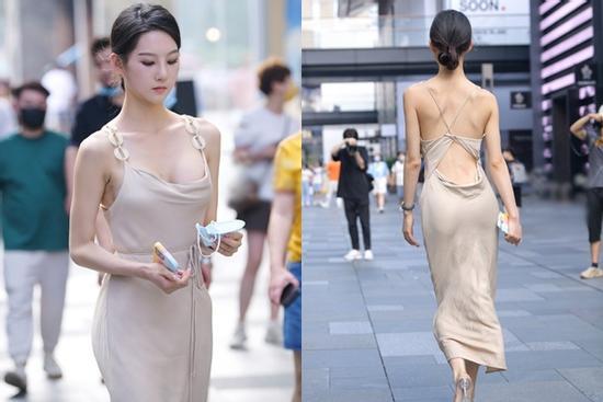 Gái xinh mặc váy lụa đi trên phố khoe dáng tuyệt đẹp nhưng 'mất điểm' khi nhìn gần