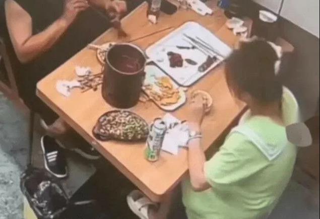 Cô gái bày trò để ăn miễn phí ở nhiều nơi, camera phát hiện sự thật gây sốc-1