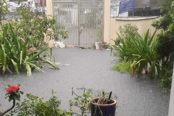 Khách Tây khóc thét với trải nghiệm ngập, nước tràn vào nhà ở TPHCM-1