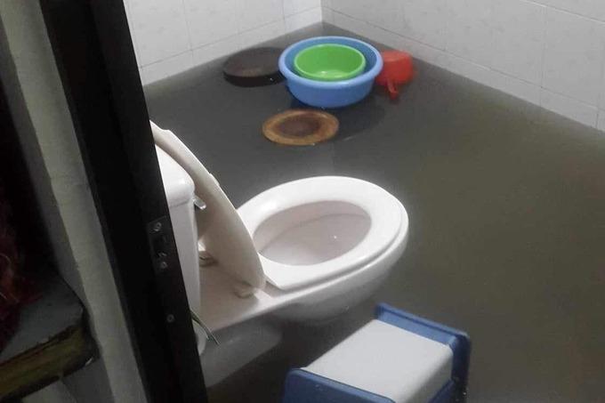 Khách Tây khóc thét với trải nghiệm ngập, nước tràn vào nhà ở TPHCM-2