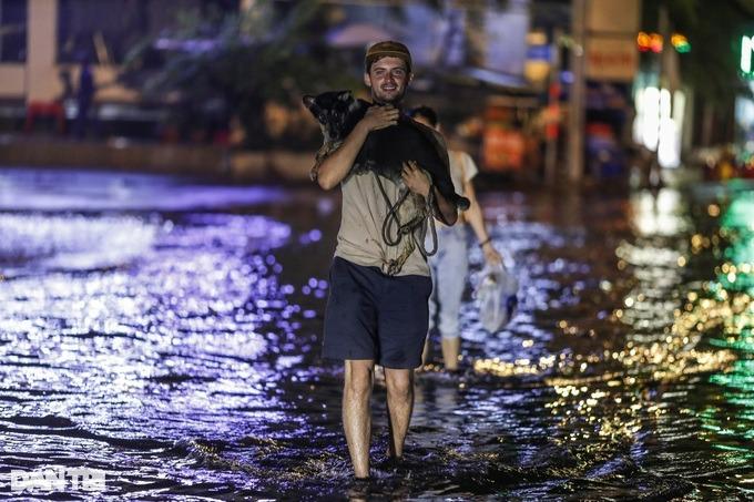 Khách Tây khóc thét với trải nghiệm ngập, nước tràn vào nhà ở TPHCM-3