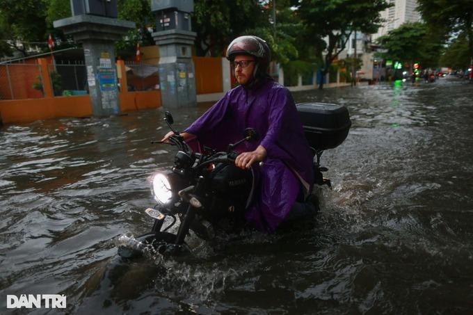 Khách Tây khóc thét với trải nghiệm ngập, nước tràn vào nhà ở TPHCM-5