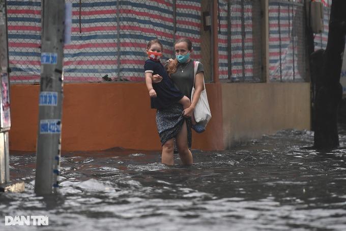 Khách Tây khóc thét với trải nghiệm ngập, nước tràn vào nhà ở TPHCM-6