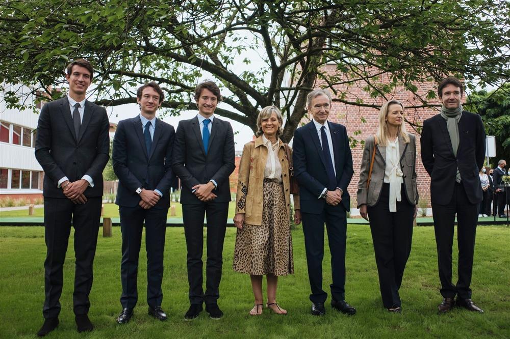 Tỷ phú giàu nhất thế giới ăn trưa mỗi tháng 1 lần với 5 con trong 90 phút-1