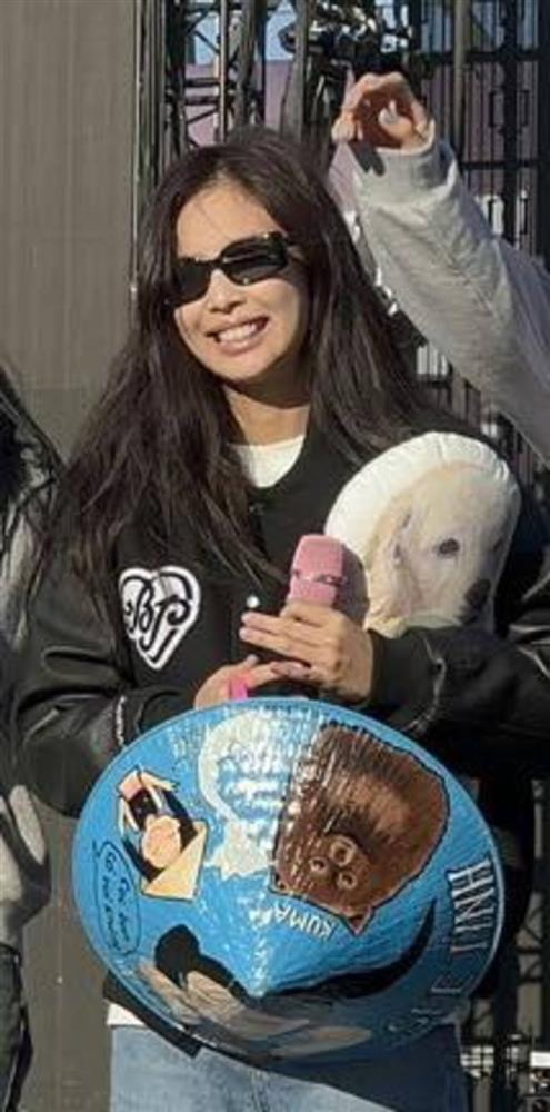 Jennie (BLACKPINK) thích thú đội nón lá See Tình ở Mỹ-2