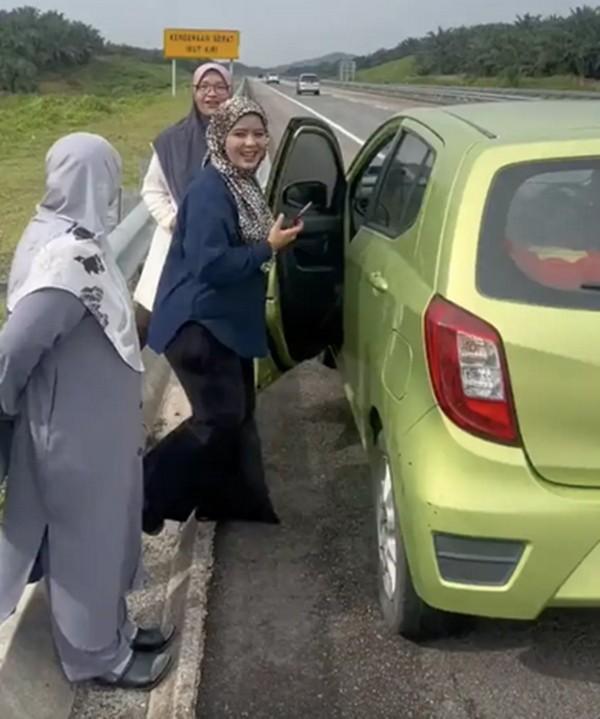 Chở con trai đi làm thủ tục vào đại học, một gia đình bỏ quên con giữa đường-2