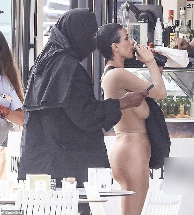 Dư luận Italy muốn phạt nặng vợ rapper Kanye West vì phô bày khiếm nhã-1