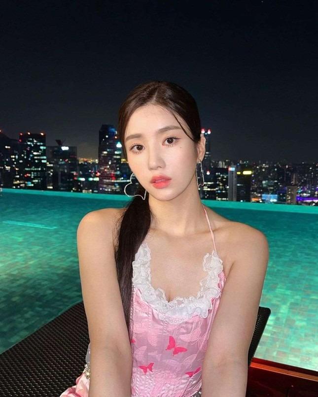 Nữ ca sĩ bị phản ứng vì mặc hở quá đà-2