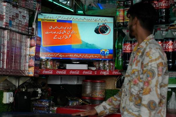 Vụ 8 thầy trò mắc kẹt trên cáp treo: 16 tiếng giải cứu nghẹt thở, cha mẹ khóc ngất vì quá lo lắng-5