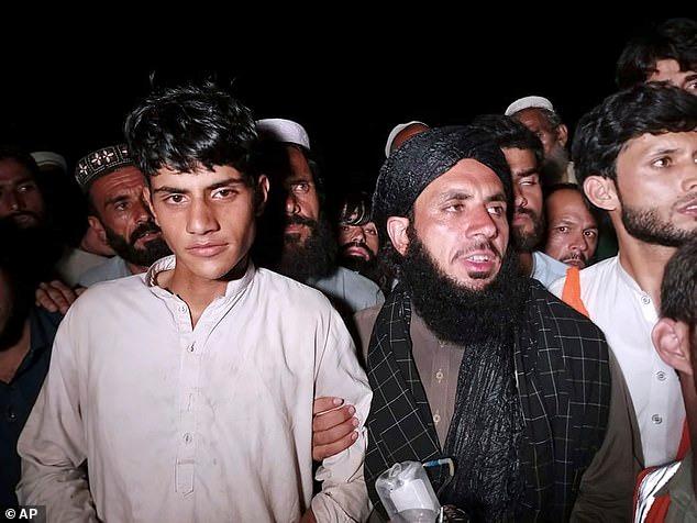 Vụ 8 thầy trò mắc kẹt trên cáp treo: 16 tiếng giải cứu nghẹt thở, cha mẹ khóc ngất vì quá lo lắng-7