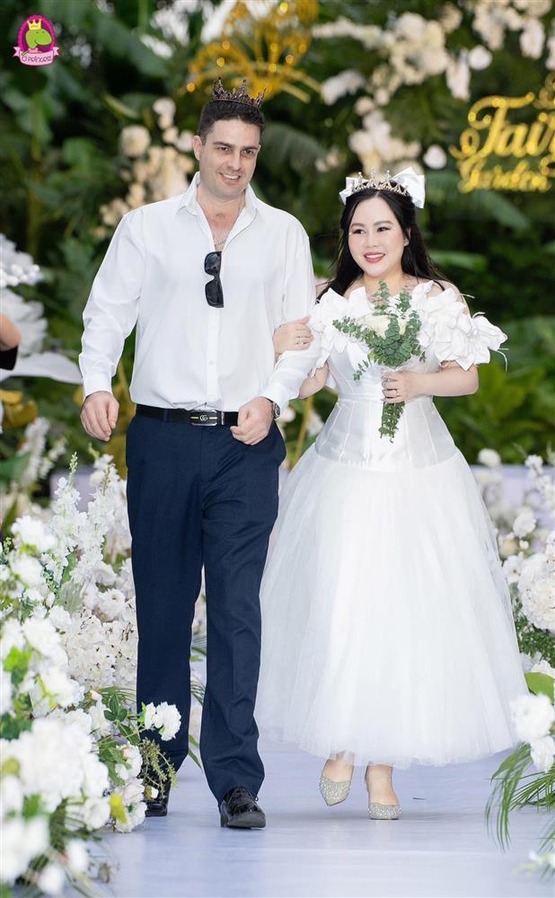 Bi hài chuyện diễn viên lùn nhất showbiz lấy chồng Tây-4