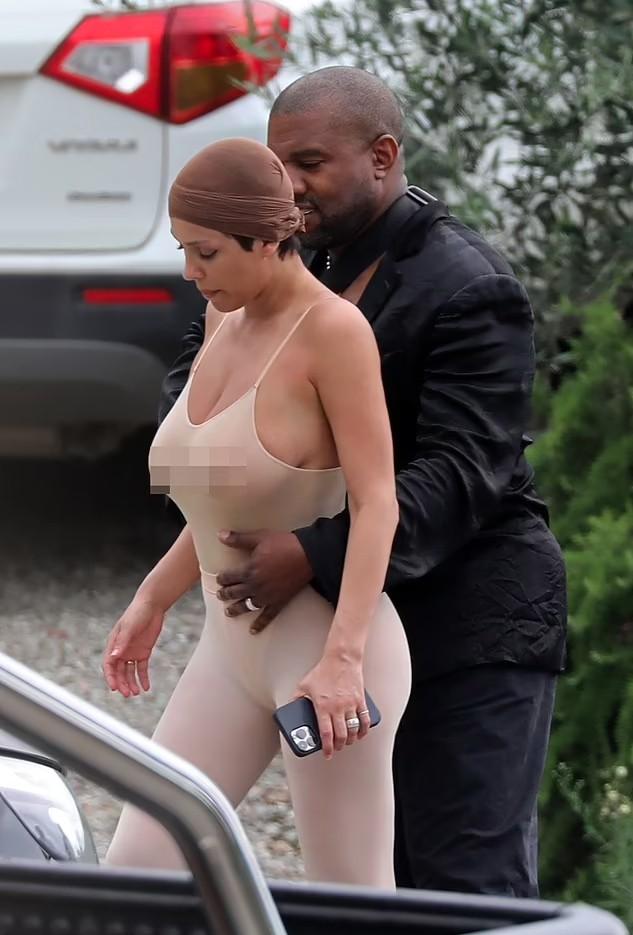 Vợ Kanye West có nguy cơ bị phạt vì mặc áo ngực ra đường-1