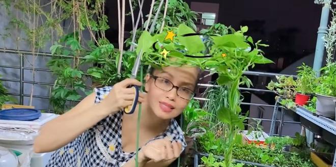 Cuộc sống Cẩm Ly tuổi 53: Viên mãn trong biệt thự rộng lớn, 10 giờ đêm còn lên sân thượng hái rau-3