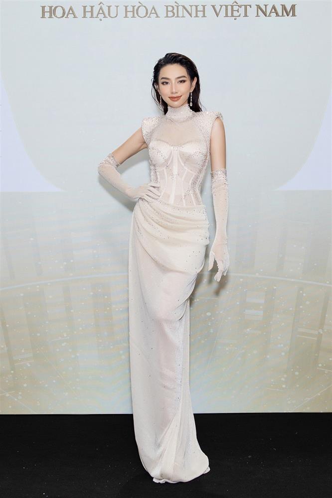 Phương Nhi tóc đỏ lạ mắt, Bảo Ngọc gợi cảm với đầm khoét ngực-1