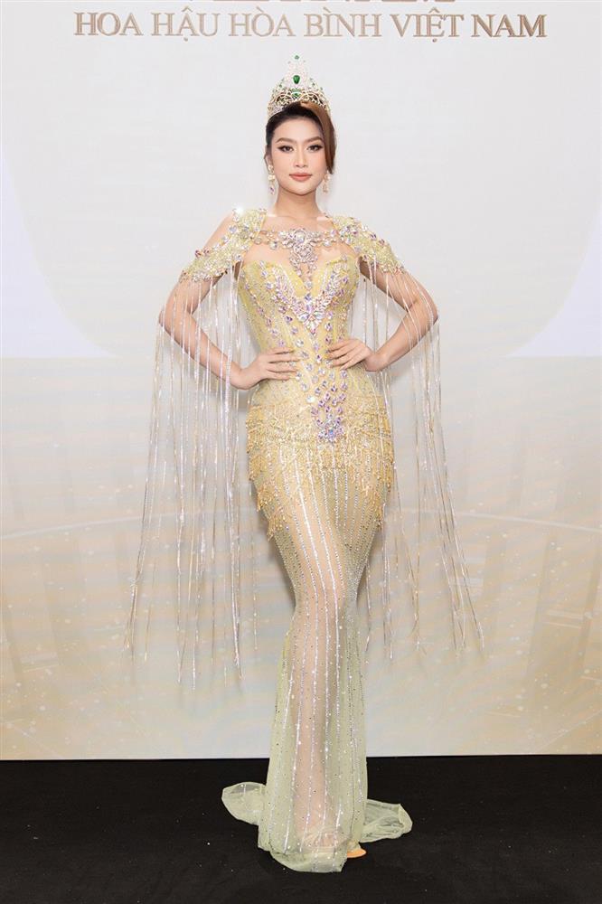 Phương Nhi tóc đỏ lạ mắt, Bảo Ngọc gợi cảm với đầm khoét ngực-2